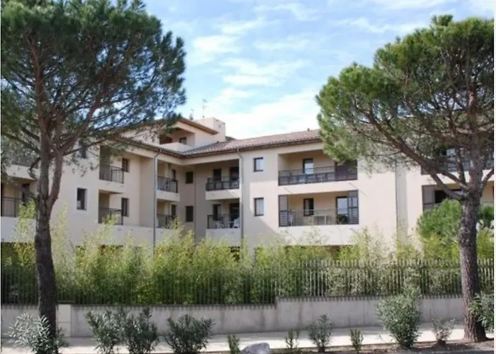 Avec Terrasse Et Parking En Centre D'uzes 于泽斯